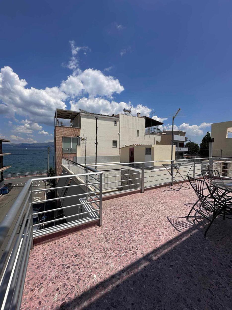Beach Front Apartment Nea Palatia Bagian luar foto